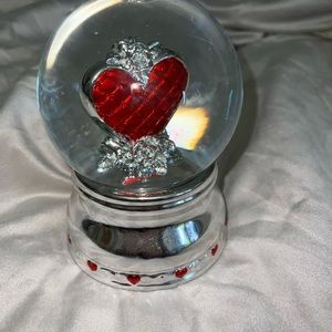 Snow globe, heart shaped (w/ cute music)